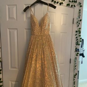 WORN ONCE SHERRI HILL SIZE 2-4!! Adjusted back and zips up in the back!